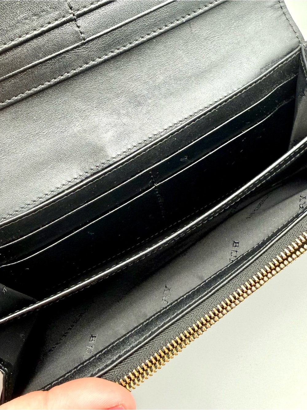Burberry Embossed Pattern Black Leather Wallet | New Zipper Pull - Picture 10 of 16